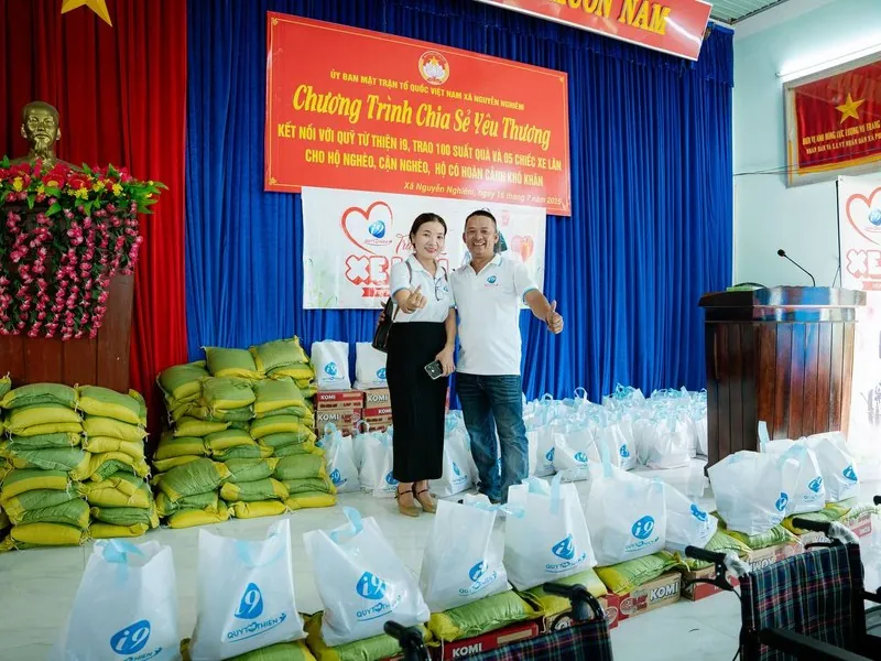 Hình ảnh nhóm người đang thảo luận hoặc tham gia một buổi hội thảo về cờ bạc có trách nhiệm, thể hiện sự giáo dục và nâng cao nhận thức cộng đồng