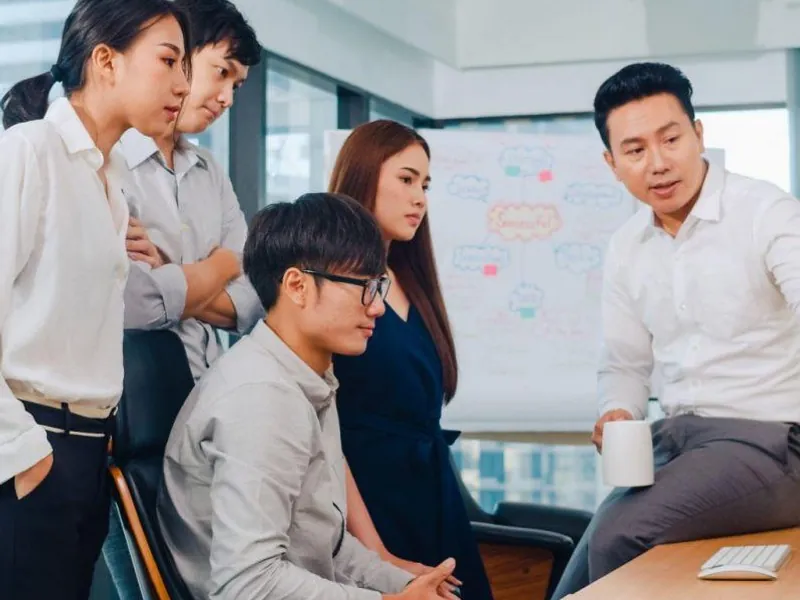 Hình ảnh tượng trưng cho lợi ích của cờ bạc có trách nhiệm, như sự phát triển bền vững, sức khỏe tinh thần và một cộng đồng người chơi tích cực